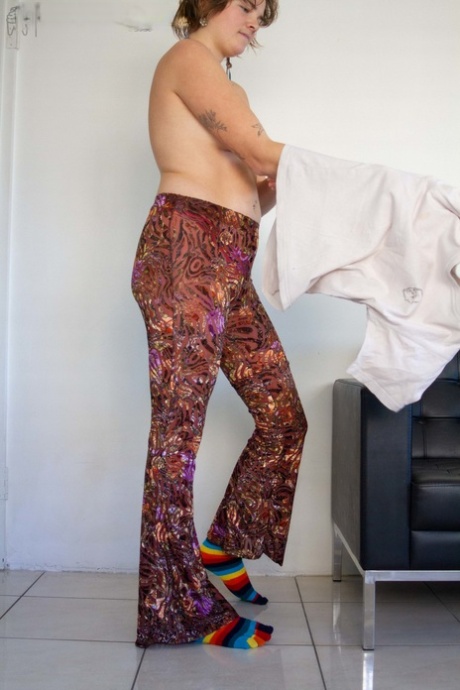 MILF dai capelli corti e neri bella hd fotografie