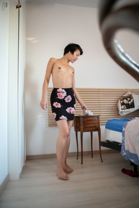 capelli corti, culo grosso, perizoma porno nudo img