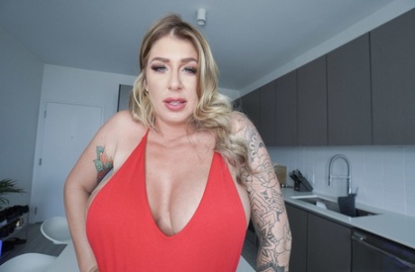 MILF bruna con i capelli ricci hd carino foto