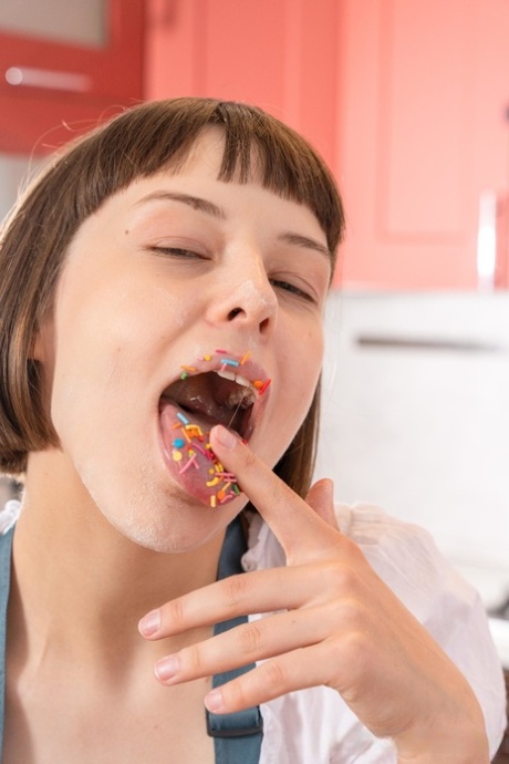 latina con capelli corti e ricci erotico Immagine